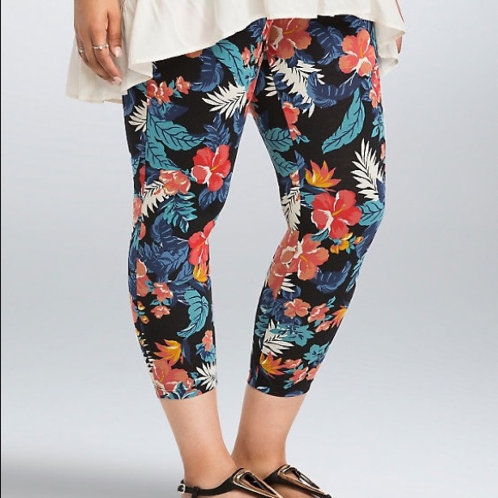 Torrid size 1 floral Hawaiian cropped leggings